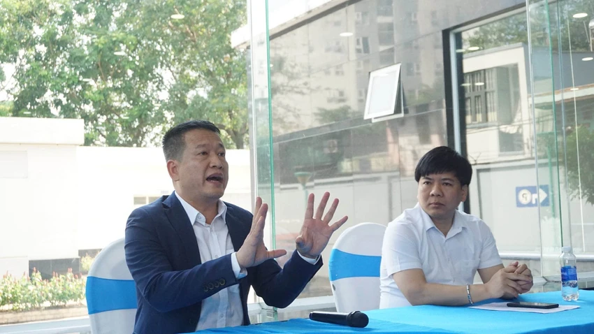Ông Nguyễn Anh Tuấn, Tổng giám đốc điều hành của Apax Leaders (áo đen) chia sẻ tại buổi đối thoại. Ảnh: NL Phụ huynh tiếp tục đòi học phí, Shark Thuỷ nói sẽ trả