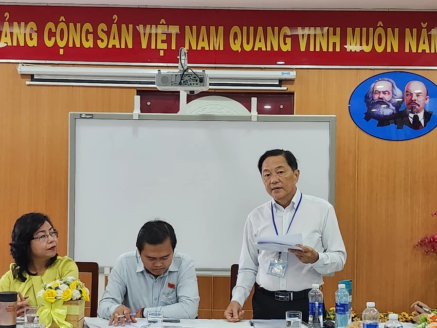 Ông Văn Lý Huệ, Hiệu trưởng Trường Tiểu học Hoà Bình chia sẻ tại buổi làm việc sáng nay. Ảnh: NGUYỄN QUYÊN Quận 1: 50% trường học không thu quỹ cha mẹ học sinh trường