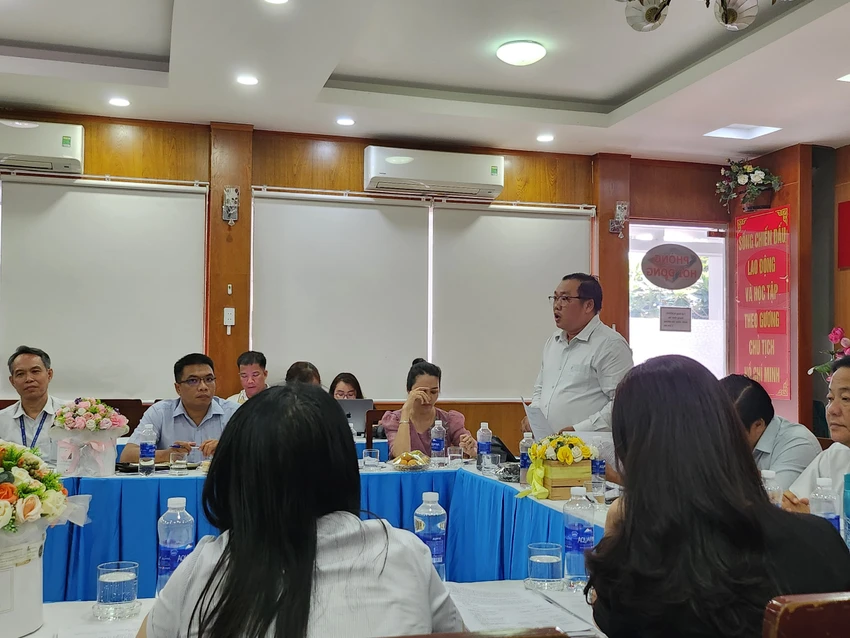 Ông Phạm Đăng Khoa, Trưởng phòng GD&ĐT quận 3, đại biểu HĐND TP phát biểu. Ảnh: NGUYỄN QUYÊN Quận 1: 50% trường học không thu quỹ cha mẹ học sinh trường