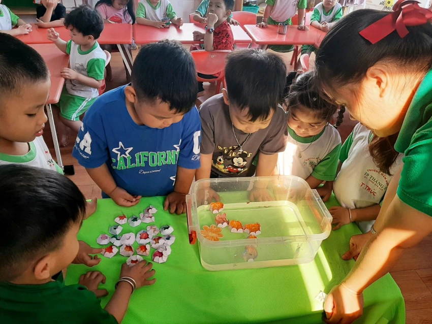 Một tiết học của các bé Trường Mầm non 19-5, phường Hiệp Thành, quận 12. Ảnh: TT Một tiết học của các bé Trường Mầm non 19-5, phường Hiệp Thành, quận 12. Ảnh: TT