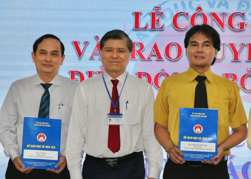 Ông Nguyễn Văn Hiếu (giữa), Giám đốc Sở GD&ĐT TP.HCM trao quyết định bổ nhiệm cho Hiệu trưởng Trường THPT Nguyễn Du (quận 10, bìa trái) và Hiệu trưởng Trường THPT Bùi Thị Xuân (quận 1, bìa phải). Ảnh: TP TP.HCM điều động, bổ nhiệm, bổ nhiệm lại nhiều hiệu trưởng, phó hiệu trưởng