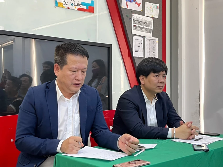 Ông Nguyễn Ngọc Thuỷ (bìa phải) và ông Nguyễn Văn Tuấn tại buổi họp. Ảnh: THÁI AN Apax Leaders hứa trả học phí cho phụ huynh từ tháng 6