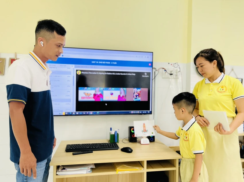 Một tiết học tiếng Anh của các bé Trường Mầm non Mai Vàng, quận Gò Vấp. Ảnh: TH Sở GD&ĐT TP.HCM: Không tổ chức thi, cấp chứng chỉ tiếng Anh trẻ mầm non