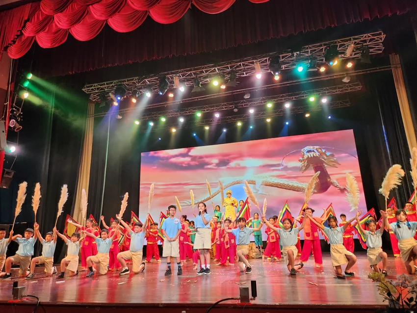 Tiểu phẩm "Anh hùng cờ lau - Đinh Bộ Lĩnh" của học sinh Trường TH-THCS-THPT Vinschool. Tiểu phẩm "Anh hùng cờ lau - Đinh Bộ Lĩnh" của học sinh Trường TH-THCS-THPT Vinschool.