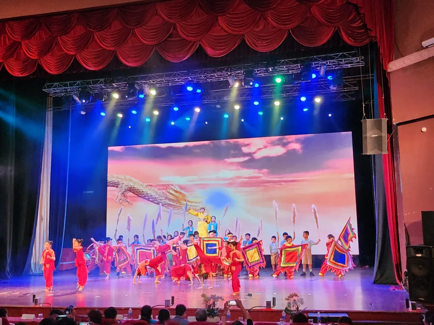 Tiểu phẩm "Anh hùng cờ lau - Đinh Bộ Lĩnh" gây ấn tượng với khán giả và ban giám khảo. Tiểu phẩm "Anh hùng cờ lau - Đinh Bộ Lĩnh" gây ấn tượng với khán giả và ban giám khảo.