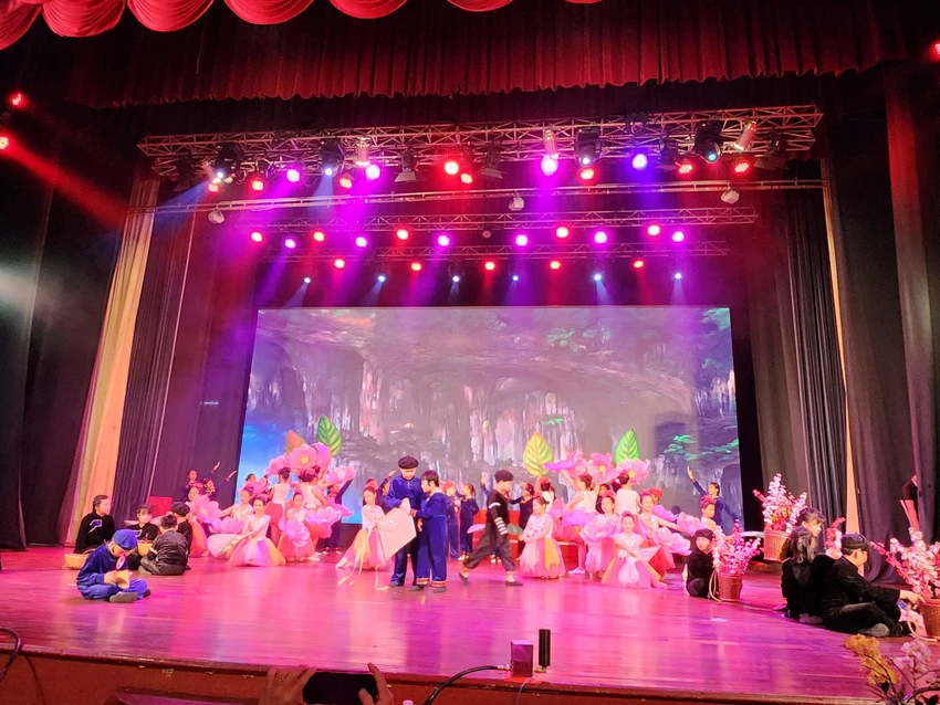 Tiểu phẩm "Cánh chim bay về hướng mặt trời" của học sinh Trường Tiểu học Hồng Hà, quận Bình Thạnh được dàn dựng rất công phu. Tiểu phẩm "Cánh chim bay về hướng mặt trời" của học sinh Trường Tiểu học Hồng Hà, quận Bình Thạnh được dàn dựng rất công phu.