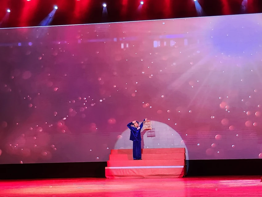 Tiểu phẩm "Cánh chim bay về hướng mặt trời" đã tái hiện lại nhân vật lịch sử Kim Đồng. Tiểu phẩm "Cánh chim bay về hướng mặt trời" đã tái hiện lại nhân vật lịch sử Kim Đồng.