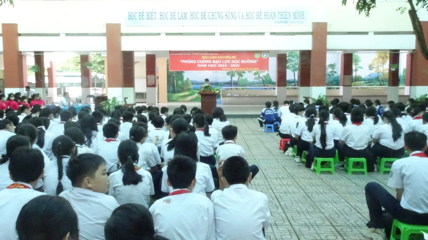 Học sinh Trường THCS Đặng Trần Côn, quận Tân Phú trong một buổi báo cáo chuyên đề. Ảnh: FANPAGE TRƯỜNG Học sinh Trường THCS Đặng Trần Côn, quận Tân Phú trong một buổi báo cáo chuyên đề. Ảnh: FANPAGE TRƯỜNG
