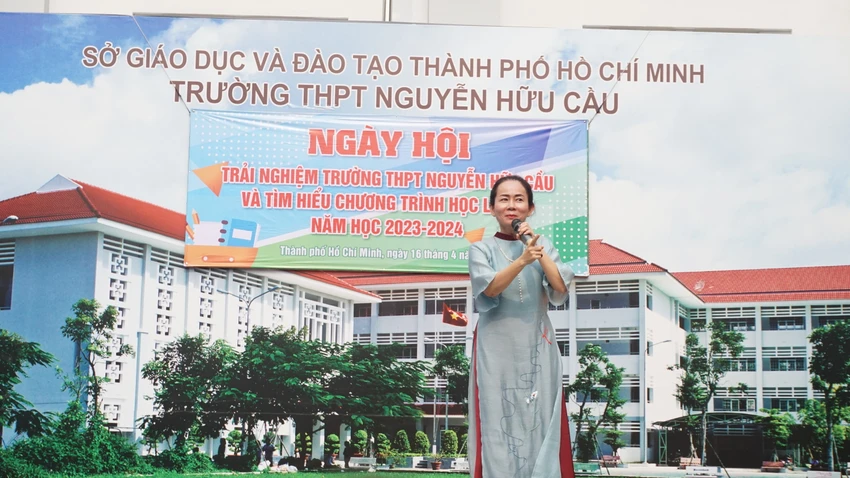Bà Nguyễn Thị Ánh Mai, Hiệu trưởng Trường THPT Nguyễn Hữu Cầu truyền "lửa" cho HS lớp 9. Bà Nguyễn Thị Ánh Mai, Hiệu trưởng Trường THPT Nguyễn Hữu Cầu truyền "lửa" cho HS lớp 9.