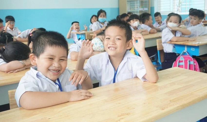 Học sinh lớp 1 Trường Tiểu học Nguyễn Trực, quận 8 vui khi được học ngôi trường mới. Ảnh: NGUYỄN QUYÊN Học sinh lớp 1 Trường Tiểu học Nguyễn Trực, quận 8 vui khi được học ngôi trường mới. Ảnh: NGUYỄN QUYÊN
