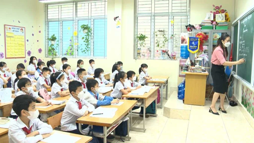Học sinh Trường Tiểu học Hạ Long đeo khẩu trang trong trường học. Ảnh: QUANGNINH.GOV.VN Học sinh Trường Tiểu học Hạ Long đeo khẩu trang trong trường học. Ảnh: QUANGNINH.GOV.VN
