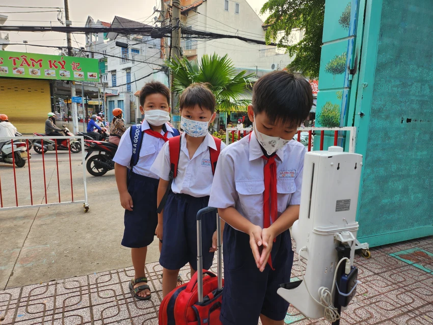 Học sinh Trường Tiểu học Lê Văn Thọ tuân thủ nghiêm việc đeo khẩu trang và rửa tay sát khuẩn trước khi vào trường. Học sinh Trường Tiểu học Lê Văn Thọ tuân thủ nghiêm việc đeo khẩu trang và rửa tay sát khuẩn trước khi vào trường.