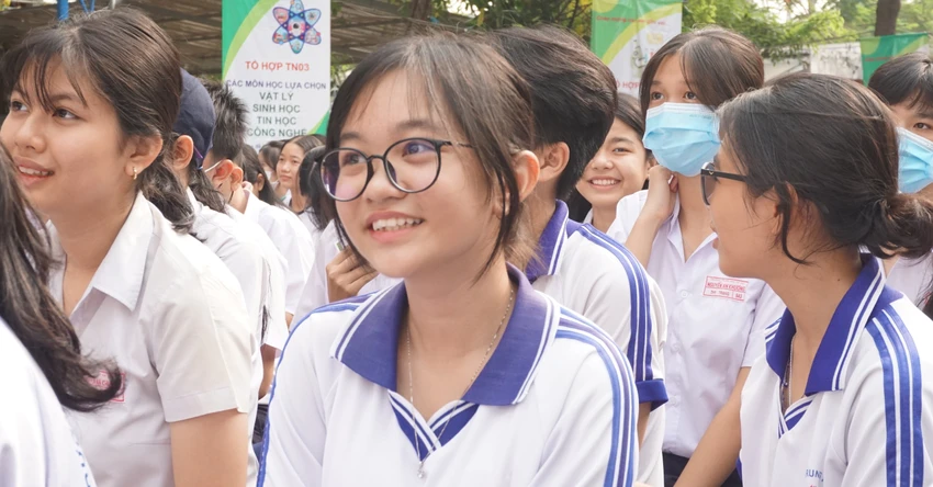 Học sinh lớp 9 tham dự ngày hội trải nghiệm tại Trường THPT Nguyễn Hữu Cầu, huyện Hóc Môn. Ảnh: NQ Học sinh lớp 9 tham dự ngày hội trải nghiệm tại Trường THPT Nguyễn Hữu Cầu, huyện Hóc Môn. Ảnh: NQ