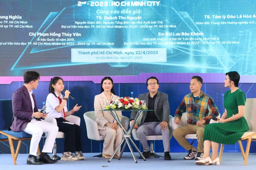 Em Bùi Lưu Bảo Khánh, học sinh lớp 8, giải nhất hội thi “Lớn lên cùng sách” lần tám chia sẻ tại toạ đàm. Ảnh: VĂN HÀ Em Bùi Lưu Bảo Khánh, học sinh lớp 8, giải nhất hội thi “Lớn lên cùng sách” lần tám chia sẻ tại toạ đàm. Ảnh: VĂN HÀ