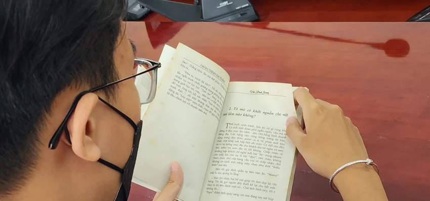 Học sinh Trường Bùi Thị Xuân bị "phạt" bằng cách đọc sách. Ảnh: NTCC Học sinh Trường Bùi Thị Xuân bị "phạt" bằng cách đọc sách. Ảnh: NTCC