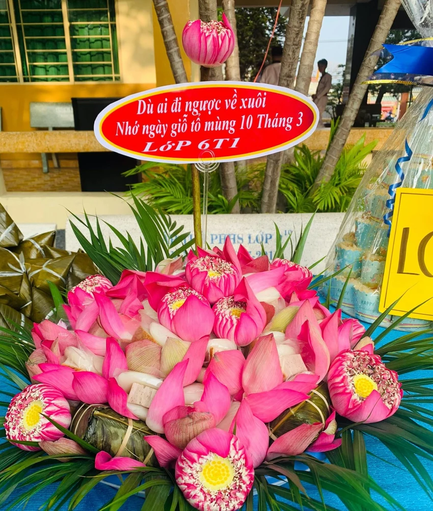 Lễ vật dâng lên bàn thờ Vua Hùng của học sinh lớp 6 Trường THCS Hoa Lư. Ảnh: PHCC Lễ vật dâng lên bàn thờ Vua Hùng của học sinh lớp 6 Trường THCS Hoa Lư. Ảnh: PHCC