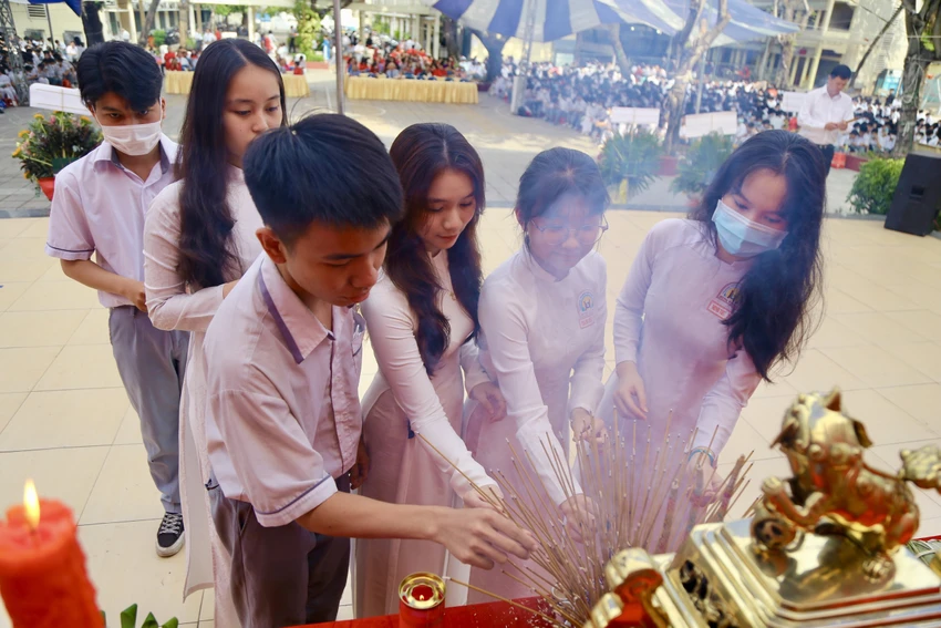 Nghi thức dâng hương của học sinh Trường THPT Hùng Vương, quận 5. Ảnh: HOÀNG GIANG Nghi thức dâng hương của học sinh Trường THPT Hùng Vương, quận 5. Ảnh: HOÀNG GIANG