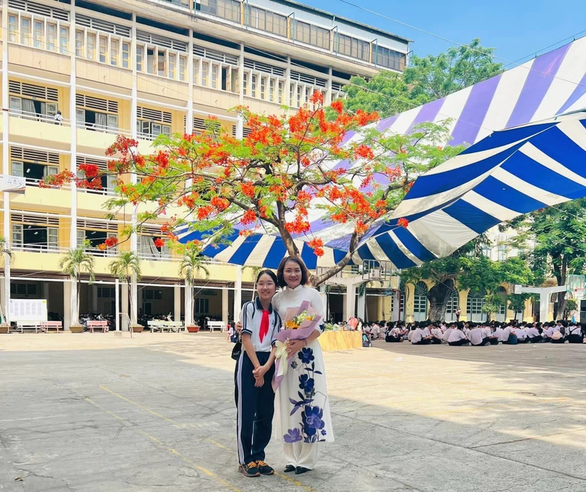 "Hè tới, phượng nở cũng khiến lòng mình xao xuyến" - cô Hiệp bày tỏ. "Hè tới, phượng nở cũng khiến lòng mình xao xuyến" - cô Hiệp bày tỏ.