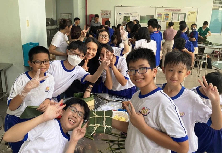 Học sinh Trường THCS Trần Quốc Toản 1 tham gia ngày hội gói bánh chưng. Ảnh: WEBSITE TRƯỜNG Học sinh Trường THCS Trần Quốc Toản 1 tham gia ngày hội gói bánh chưng. Ảnh: WEBSITE TRƯỜNG