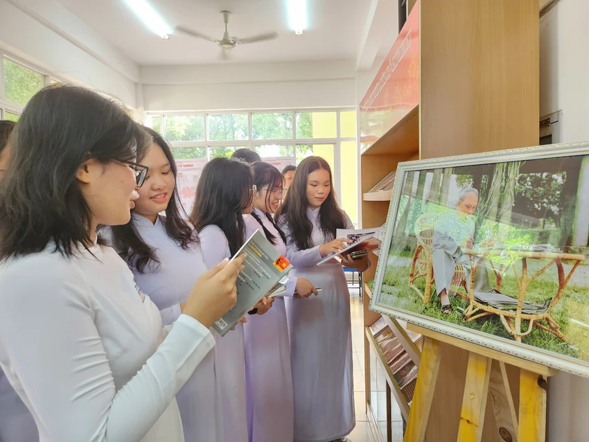 Học sinh đọc sách về Bác Hồ.