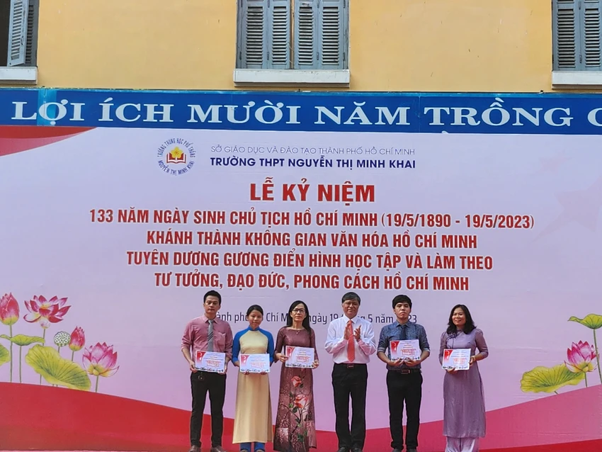 Ông Nguyễn Văn Hiếu, Giám đốc Sở GD&amp;ĐT TP.HCM tặng giấy khen cho các gương điển hình học tập, làm theo tư tưởng, đạo đức, phong cách Hồ Chí Minh.
