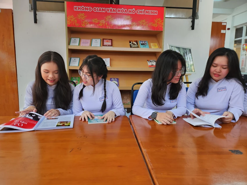 Ngoài vào đọc sách, học sinh có thể bổ sung thêm các tư liệu về Bác cho không gian văn hoá Hồ Chí Minh trong thời gian tới.