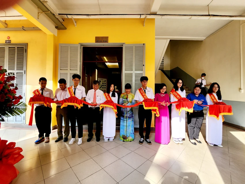 Nghi thức cắt băng khánh thành không gian văn hoá Hồ Chí Minh.