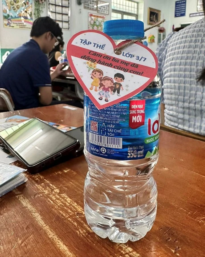 "Cảm ơn ba mẹ đã đồng hành cùng con" - dòng chữ khiến phụ huynh ấn tượng. Ảnh: PHCC "Cảm ơn ba mẹ đã đồng hành cùng con" - dòng chữ khiến phụ huynh ấn tượng. Ảnh: PHCC