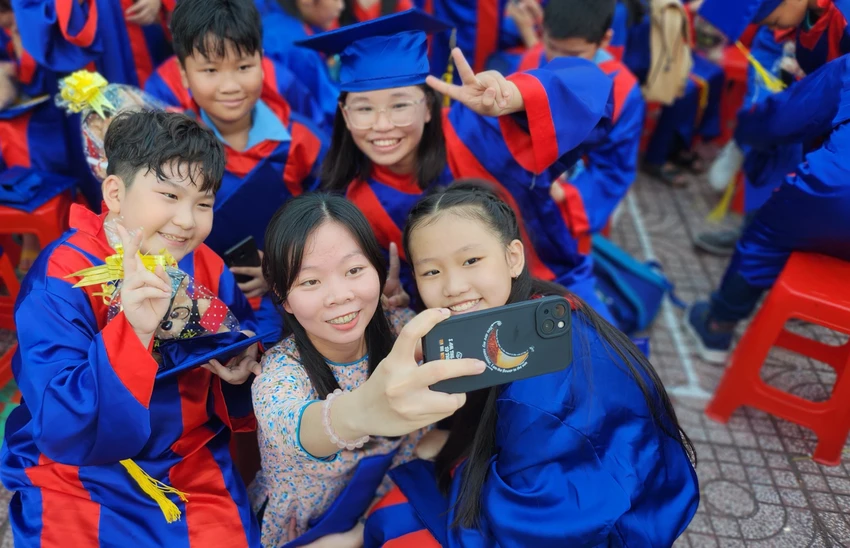 Trong giây phút đặc biệt, cô trò cùng nhau lưu lại những kỷ niệm đẹp nơi mái trường Triệu Thị Trinh yêu dấu. "Cảm ơn các thầy cô đã luôn chăm lo, yêu thương và dạy dỗ chúng em nên người" - một học sinh chia sẻ. Trong giây phút đặc biệt, cô trò cùng nhau lưu lại những kỷ niệm đẹp nơi mái trường Triệu Thị Trinh yêu dấu. "Cảm ơn các thầy cô đã luôn chăm lo, yêu thương và dạy dỗ chúng em nên người" - một học sinh chia sẻ.