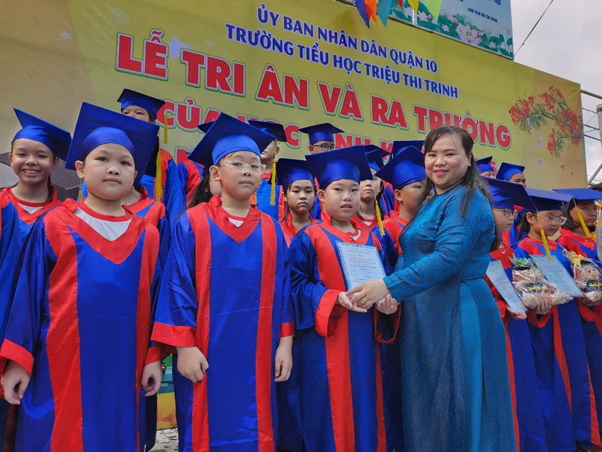 Ngày 26-5, Trường Tiểu học Triệu Thị Trinh, quận 10 tổ chức lễ tri ân và ra trường cho học sinh lớp 5. Tại buổi lễ, trường đã trao cho các em giấy hoàn thành chương trình, kết thúc một hành trình để bước qua một ngôi trường mới. Ngày 26-5, Trường Tiểu học Triệu Thị Trinh, quận 10 tổ chức lễ tri ân và ra trường cho học sinh lớp 5. Tại buổi lễ, trường đã trao cho các em giấy hoàn thành chương trình, kết thúc một hành trình để bước qua một ngôi trường mới.