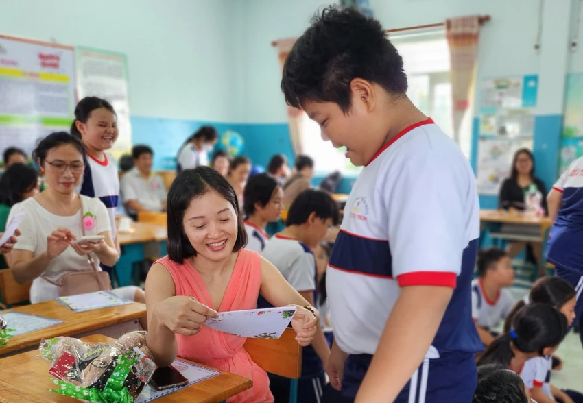 Nhiều phụ huynh càng bất ngờ hơn khi nhận được những bức thư của con trong buổi lễ. Nhiều phụ huynh càng bất ngờ hơn khi nhận được những bức thư của con trong buổi lễ.