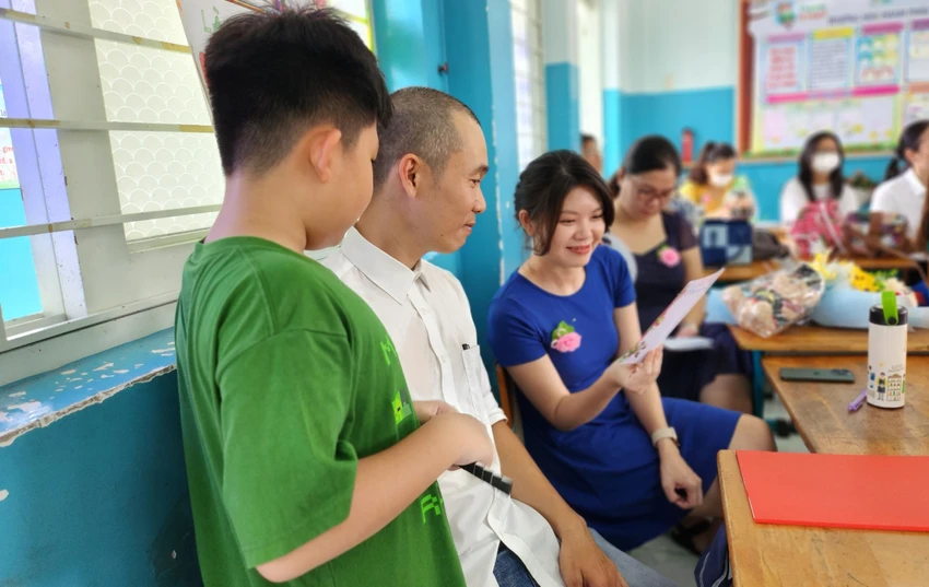"Cảm ơn ba mẹ đã luôn chăm sóc con những năm tháng qua. Con nhớ, khi con bị té, cha và ông ngoại hối hả dẫn con đến bệnh viện. Mẹ đang ở chỗ làm nhận được tin cũng nhanh chóng chạy về với con. Những sự việc đó, con không thể nào quên. Cảm ơn ba mẹ đã nuôi dạy con nên người" - Phụ huynh của em Thái Dương hạnh phúc khi đọc được những dòng chữ trên. "Cảm ơn ba mẹ đã luôn chăm sóc con những năm tháng qua. Con nhớ, khi con bị té, cha và ông ngoại hối hả dẫn con đến bệnh viện. Mẹ đang ở chỗ làm nhận được tin cũng nhanh chóng chạy về với con. Những sự việc đó, con không thể nào quên. Cảm ơn ba mẹ đã nuôi dạy con nên người" - Phụ huynh của em Thái Dương hạnh phúc khi đọc được những dòng chữ trên.
