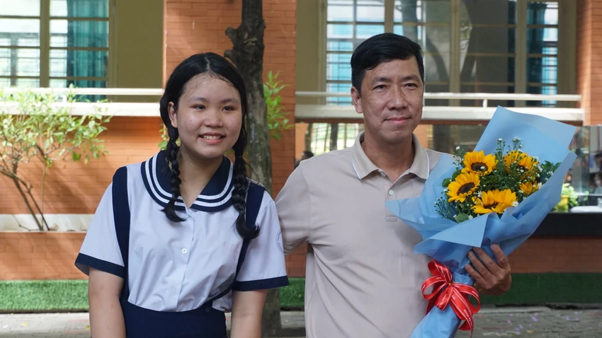 Lê Nguyễn Khánh Ngọc tặng hoa cho người ba "vĩ đại" của mình. Anh Lê Hùng Sơn xúc động bày tỏ: "Tôi luôn khuyến khích con tìm niềm vui trong học tập và cuộc sống. Khi con bước vào tuổi dậy thì, bản thân tôi cũng phải thay đổi để có hiểu con, từ đó đồng hành cùng con". Lê Nguyễn Khánh Ngọc tặng hoa cho người ba "vĩ đại" của mình. Anh Lê Hùng Sơn xúc động bày tỏ: "Tôi luôn khuyến khích con tìm niềm vui trong học tập và cuộc sống. Khi con bước vào tuổi dậy thì, bản thân tôi cũng phải thay đổi để có hiểu con, từ đó đồng hành cùng con".