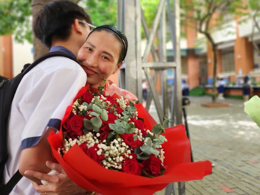 Một cái ôm thật chặt. Cảm ơn cô đã dạy dỗ em. Một cái ôm thật chặt. Cảm ơn cô đã dạy dỗ em.
