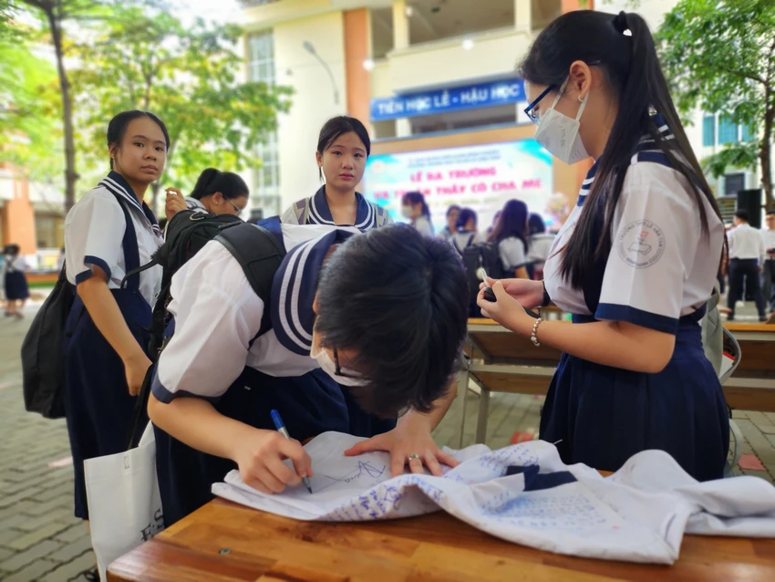 Dòng lưu bút vội trao trước giây phút chia ly. Dòng lưu bút vội trao trước giây phút chia ly.