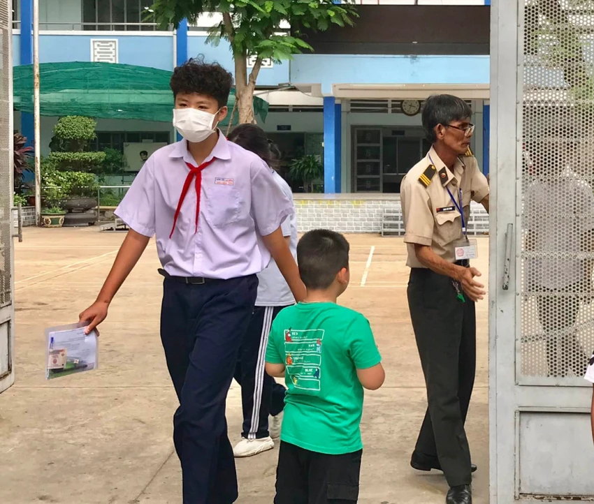 Cao Thiên Hùng là thí sinh đầu tiên rời khỏi điểm thi. Em khá tự tin với bài làm của mình. Ảnh: TRẦN MINH