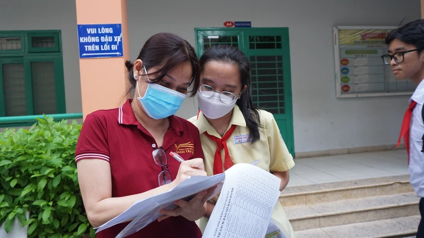 Giáo viên Trường THCS Phan Tây Hồ đến điểm thi điểm danh, động viên học trò trước giờ thi. Ảnh: NGUYỄN QUYÊN Giáo viên Trường THCS Phan Tây Hồ đến điểm thi điểm danh, động viên học trò trước giờ thi. Ảnh: NGUYỄN QUYÊN