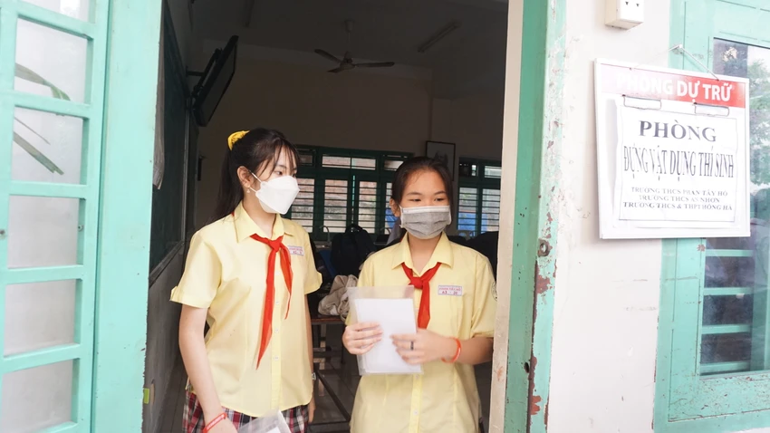 Thí sinh gửi đồ trước khi vào phòng thi. Ảnh: NGUYỄN QUYÊN Thí sinh gửi đồ trước khi vào phòng thi. Ảnh: NGUYỄN QUYÊN