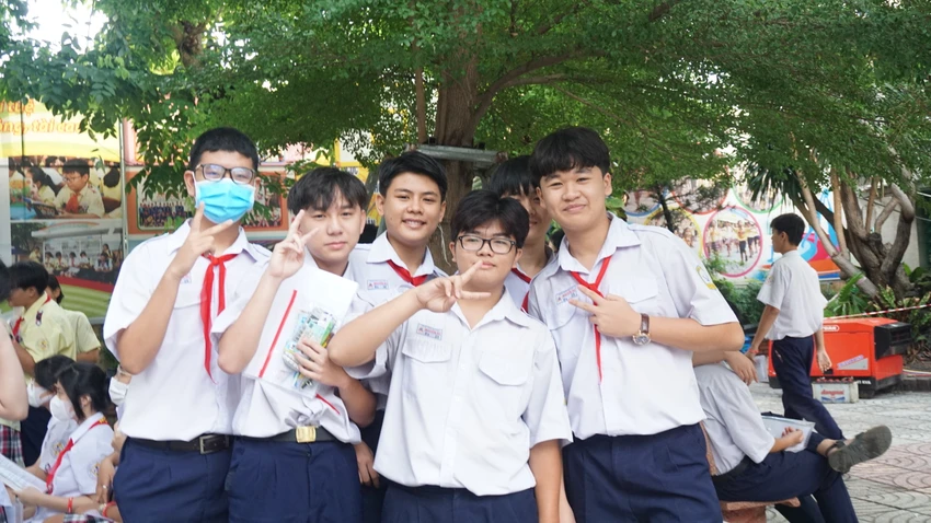 Cười tươi một xíu để lát làm bài thật tốt. Ảnh: NGUYỄN QUYÊN Cười tươi một xíu để lát làm bài thật tốt. Ảnh: NGUYỄN QUYÊN