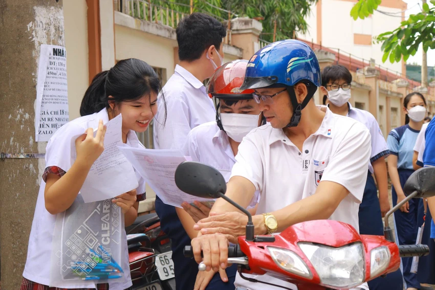 Thí sinh nở nụ cười thật tươi khi cùng bạn dò bài sau giờ thi. Ảnh: VÕ THƠ