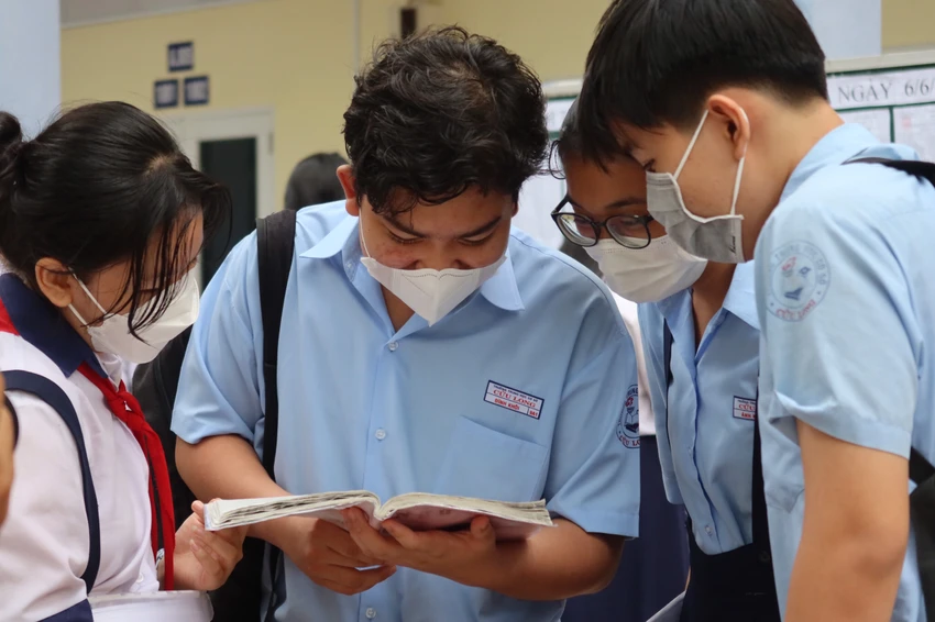 Thí sinh tranh thủ ôn bài trước giờ thi. Ảnh: TRẦN MINH Thí sinh tranh thủ ôn bài trước giờ thi. Ảnh: TRẦN MINH