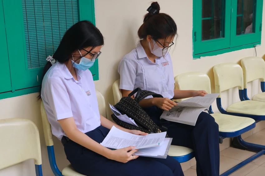 Ôn lại bài trước khi vào môn thi đầu tiên. Ảnh: VÕ THƠ Ôn lại bài trước khi vào môn thi đầu tiên. Ảnh: VÕ THƠ