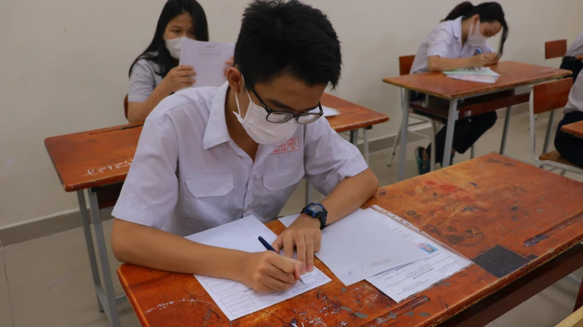 Thí sinh ghi tên, số báo danh vào bài thi. Ảnh: VÕ THƠ Thí sinh ghi tên, số báo danh vào bài thi. Ảnh: VÕ THƠ