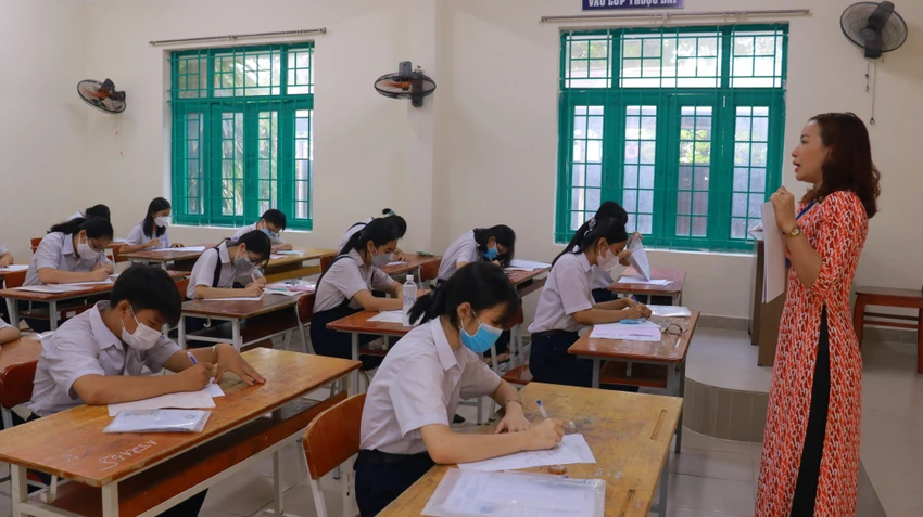 Giám thị nêu rõ quy chế thi và hướng dẫn thí sinh trước khi làm bài thi đầu tiên. Ảnh: VÕ THƠ Giám thị nêu rõ quy chế thi và hướng dẫn thí sinh trước khi làm bài thi đầu tiên. Ảnh: VÕ THƠ