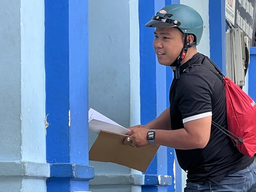 Phụ huynh chạy đến trường bổ sung giấy tờ cho con đúng vào giờ làm bài. Ảnh: TRẦN MINH Phụ huynh chạy đến trường bổ sung giấy tờ cho con đúng vào giờ làm bài. Ảnh: TRẦN MINH
