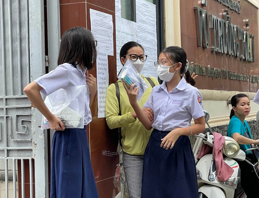 Phụ huynh dặn dò con trước khi vào thi. Ảnh: TRẦN MINH
