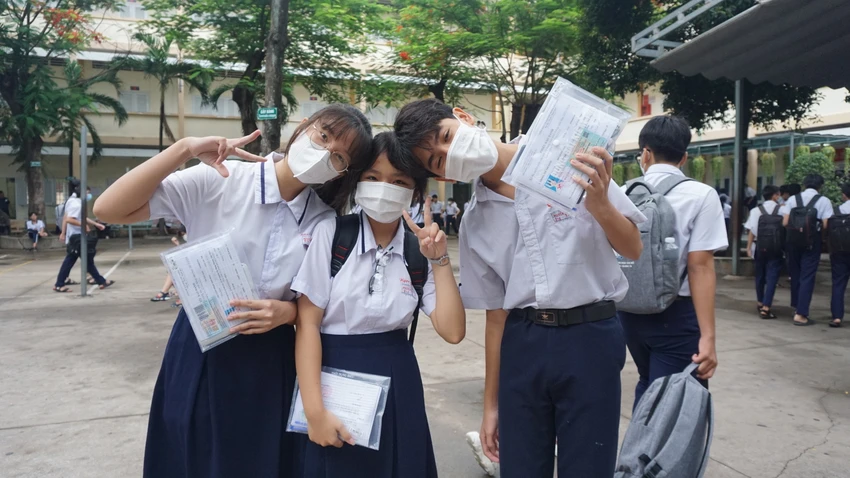 Các thí sinh quyết tâm cùng nhau thi tốt môn cuối cùng. Ảnh: NGUYỄN QUYÊN