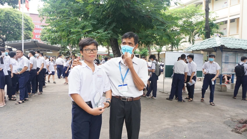 Anh Trần Ngọc Hiếu chúc học trò bình tĩnh làm bài thật tốt. Ảnh: NGUYỄN QUYÊN