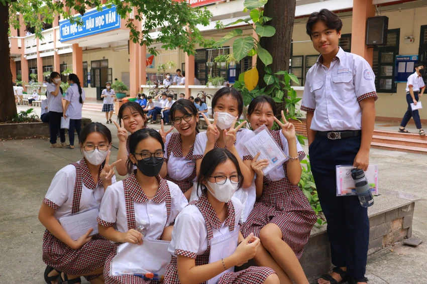 Thí sinh tại điểm thi Trường THPT Nguyễn Hữu Huân trước khi vào phòng thi làm bài môn chuyên. Ảnh: VÕ THƠ Thí sinh tại điểm thi Trường THPT Nguyễn Hữu Huân trước khi vào phòng thi làm bài môn chuyên. Ảnh: VÕ THƠ