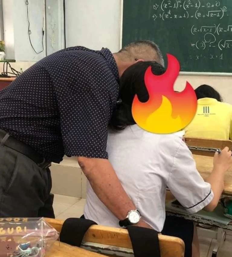 Bức ảnh cho thấy thầy giáo có cử chỉ "thân thiết quá mức" với học sinh. Ảnh: Trang Tôi là dân Sài Gòn Bức ảnh cho thấy thầy giáo có cử chỉ "thân thiết quá mức" với học sinh. Ảnh: Trang Tôi là dân Sài Gòn